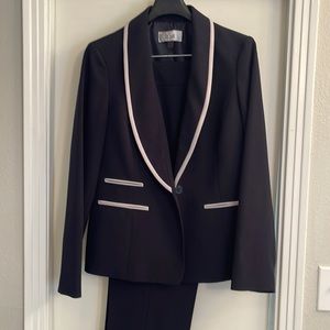 Le Suit Navy Pants Suit Size 8. Only worn once. Non-Smoking household.